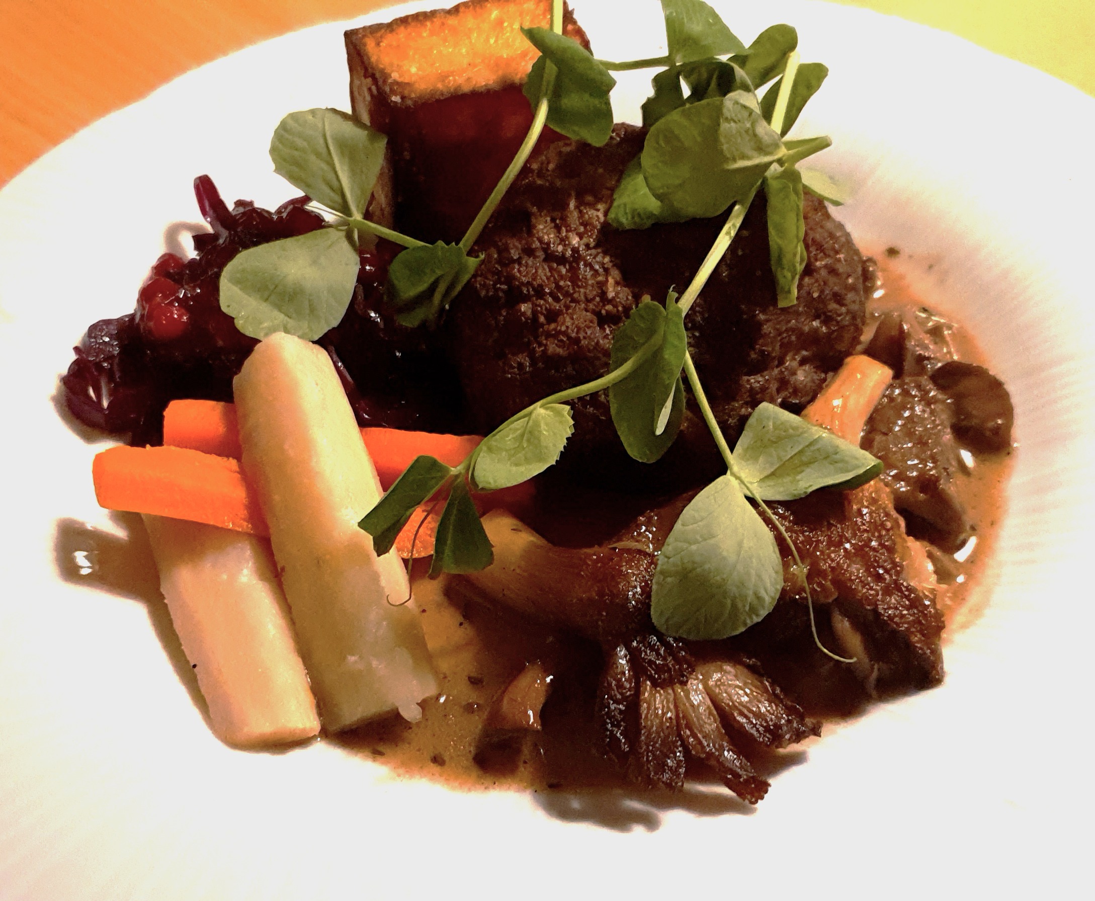 dådyrbøf med pommes fondant